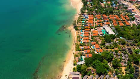 fotografía de drone de naturaleza cinematográfica en 4k de una vista aérea panorámica de las hermosas playas y montañas de la isla de koh lanta en krabi, sur de tailandia, en un día soleado.