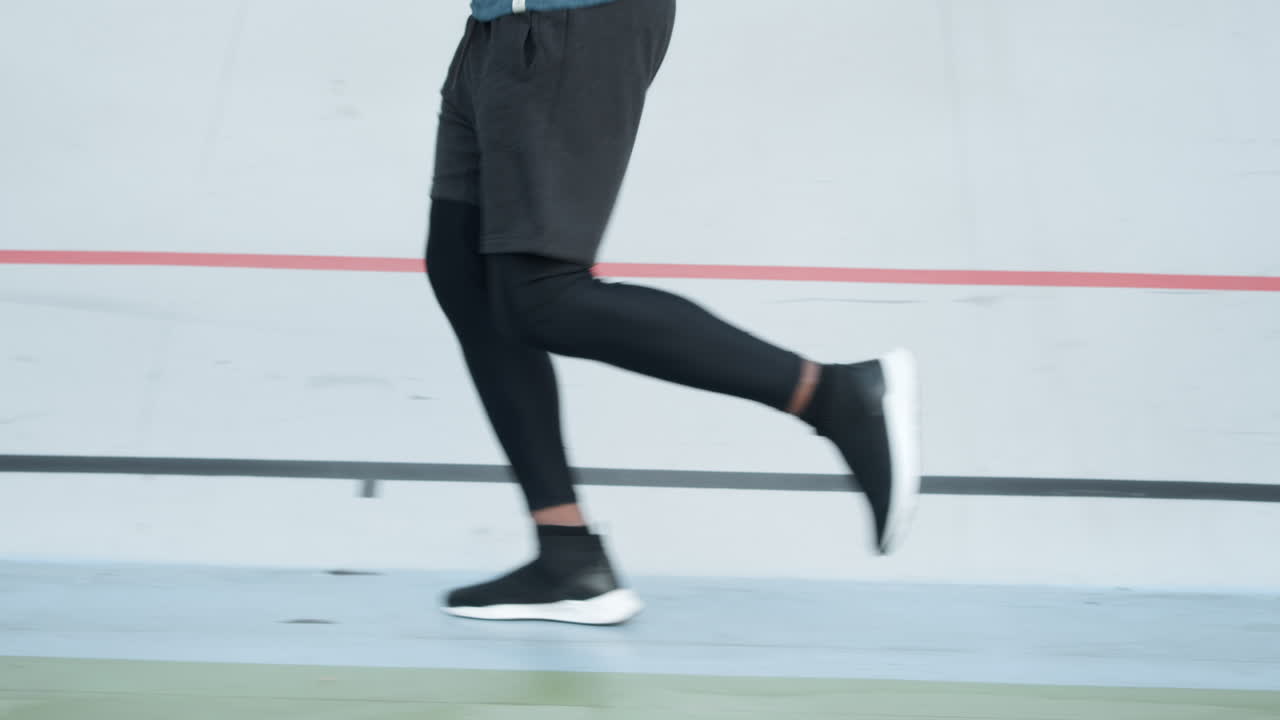 경주장에서 달리는 운동선수 다리