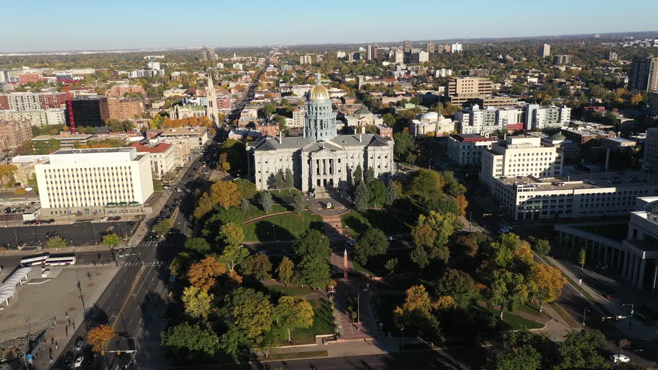 красивый пролет над городом денвер в штате колорадо, сша, осенью в солнечный день с голубым небом