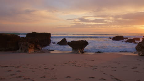 hermoso paisaje de puesta de sol dorada en la playa do evaristo, algarve, portugal