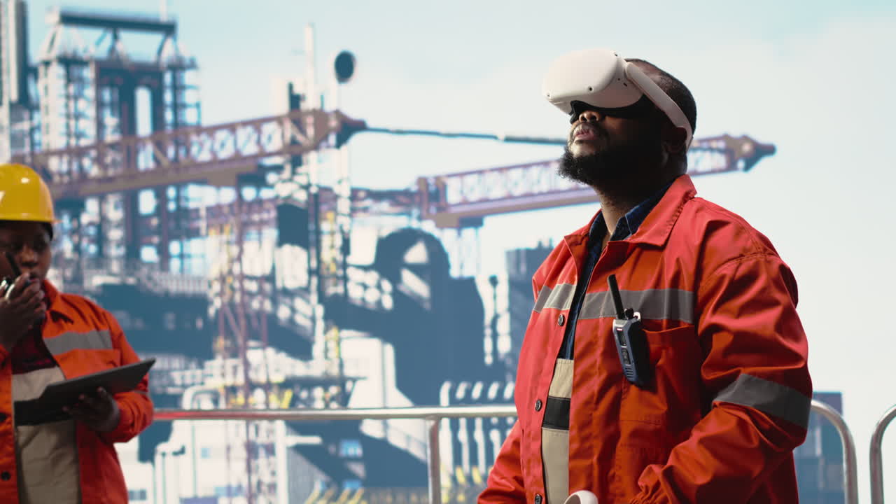 Vertikal video: Offshore-arbejder overvåger dæksoperationer ved hjælp af virtual reality-simulering