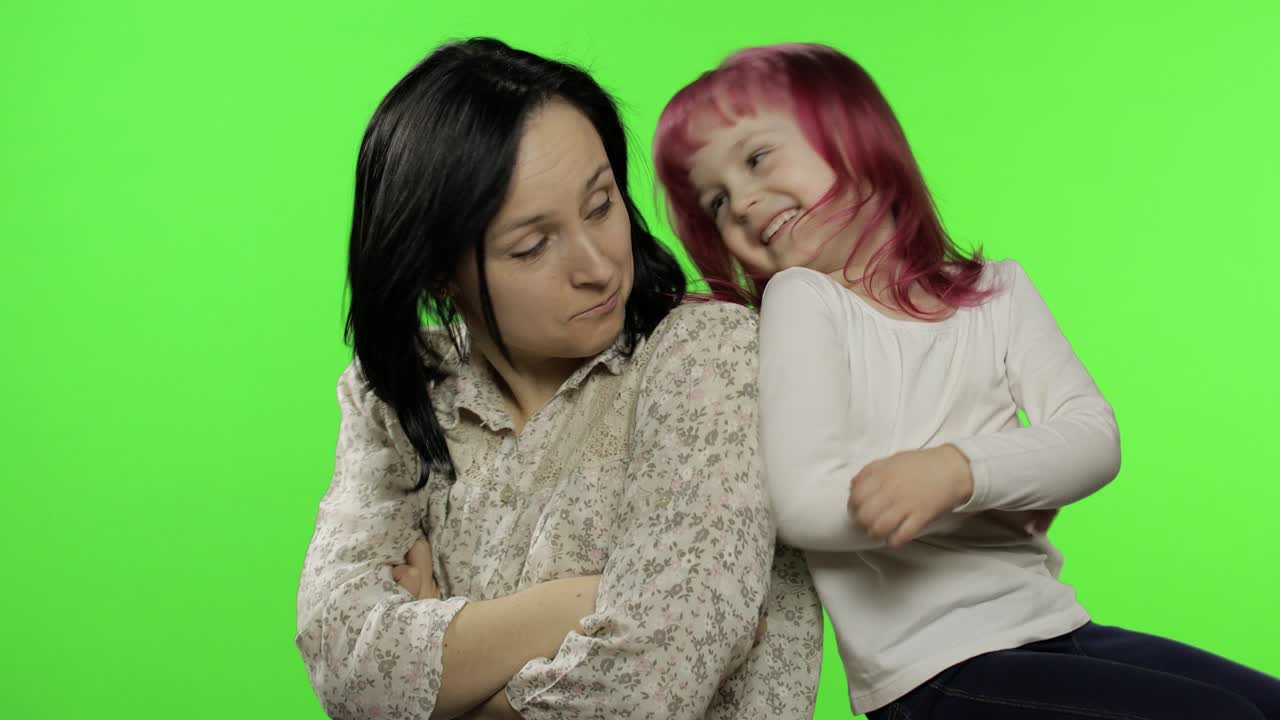 어머니와 딸 사이의 다과 화해, 가족 갈등