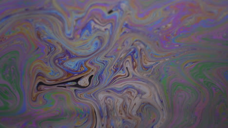 gotas de colores flotando suavemente y girando en reacción