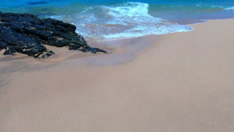 Sanfte-Pazifische-Ozeanwelle-Bricht-Am-Sandigen-Hawaiianischen-Strand-Und-Zieht-Sich-Dann-Zurück