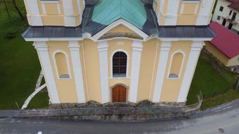 Fachada-De-La-Iglesia-Católica-De-Santa-Irene-En-Slovenska-Bistrica,-Eslovenia