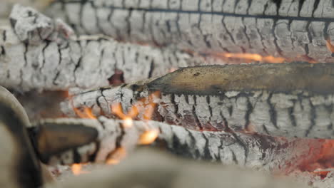 Feuer-Brennt-Und-Knistert,-Schiebt-Nahaufnahme