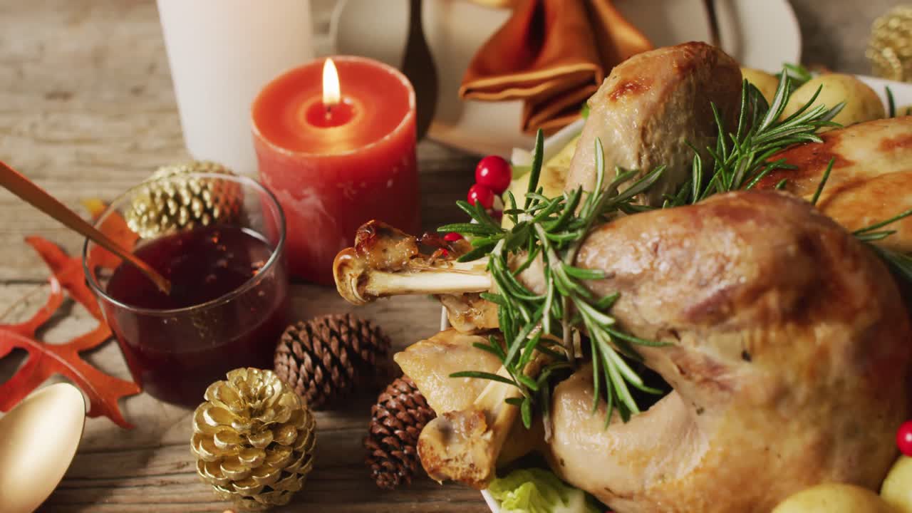 video de bandeja con pavo asado y diversos platos en superficie de madera