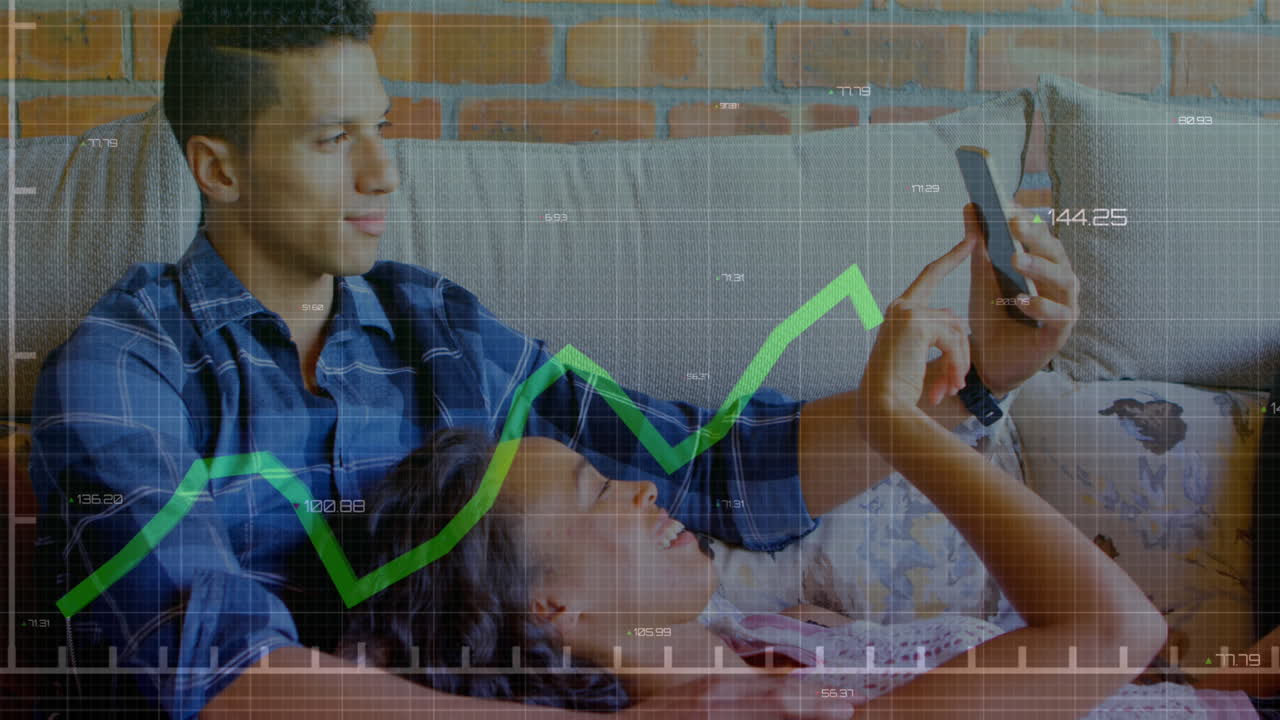 animación de gráficos y números cambiantes, pareja diversa viendo videos en el teléfono móvil en casa