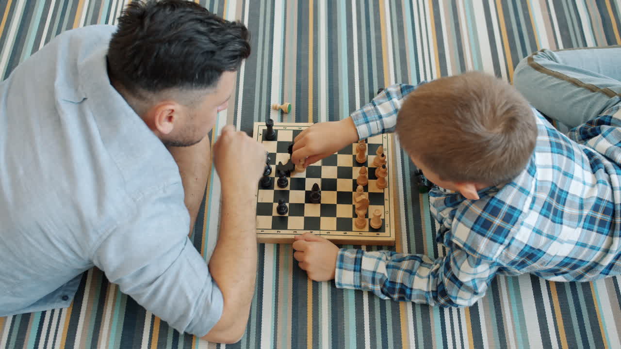 padre e hijo jugando al ajedrez