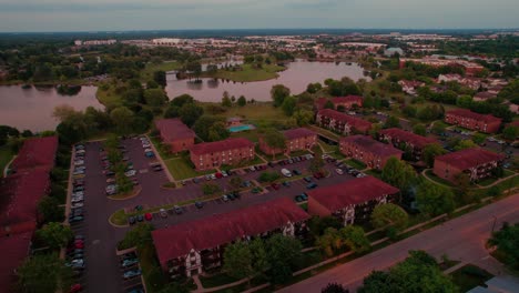 Descripción-Aérea-Cinematográfica-De-Un-Complejo-Residencial-De-Apartamentos-En-Vernon-Hills,-Illinois,-EE.UU.-Al-Atardecer.