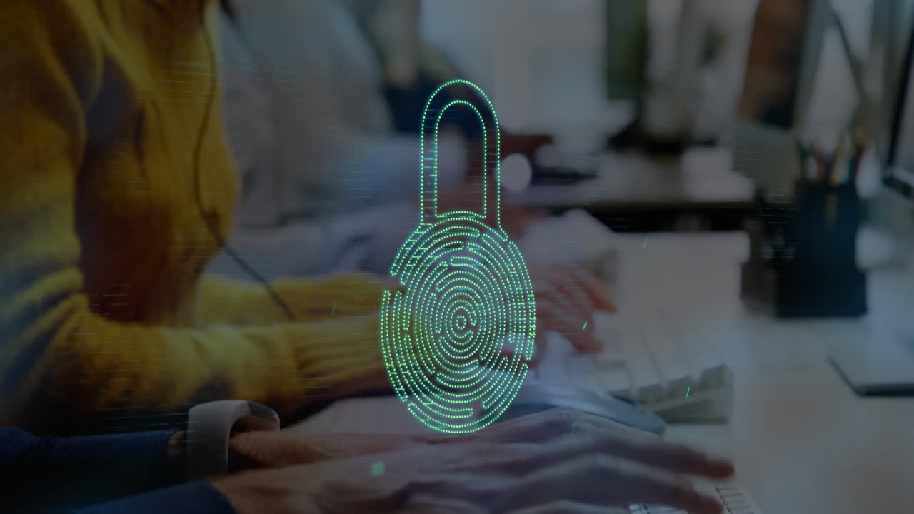 animación de conexiones con icono de candado sobre mujer de negocios caucásica en la oficina.