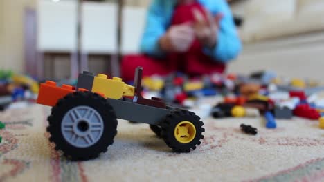 niño jugando con ladrillos de plástico de colores 1