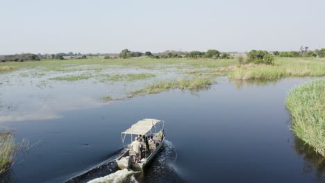 Barco-Navegando-En-Aguas-Tranquilas-Del-Río-Cuando-En-Caprivi-Strip,-Namibia