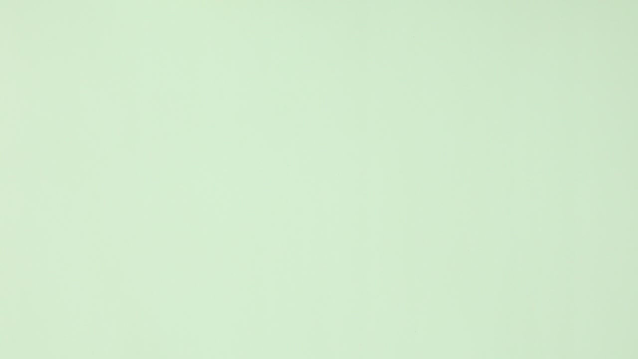 utensilios de cocina de bambú ecológicos para hacer un marco sobre un fondo verde claro.