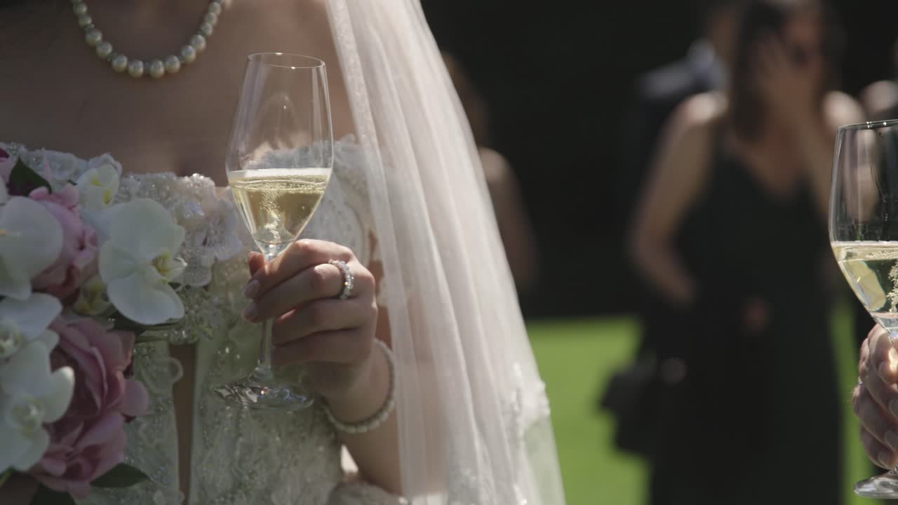 brindis para la pareja de bodas con champán 50p