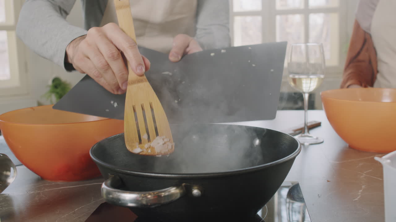 팬 에 마늘 을 요리 하는 것