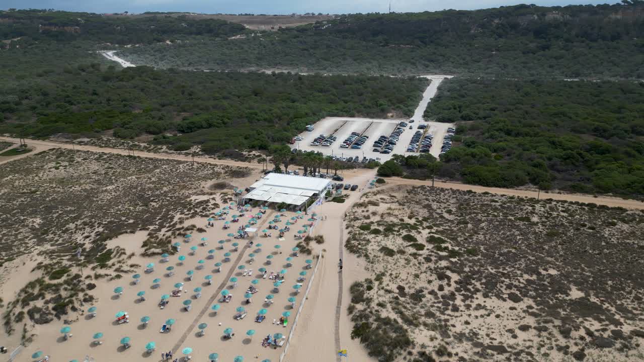 vista aérea de la puesta de sol en la playa de morena en costa da caparica, portugal