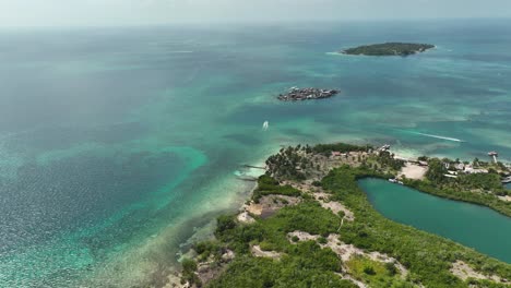 vista aérea de la playa y la laguna de la isla tintipán, colombia