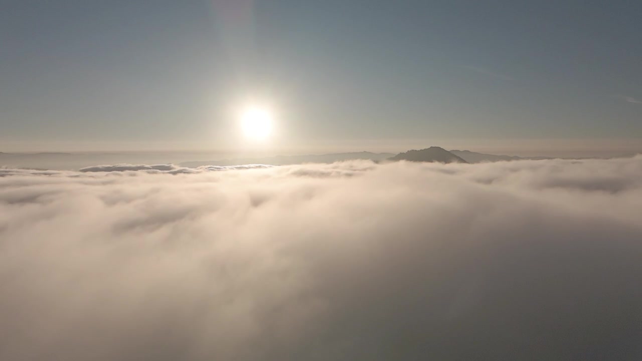 Drone che vola sopra le nuvole con montagne sullo sfondo