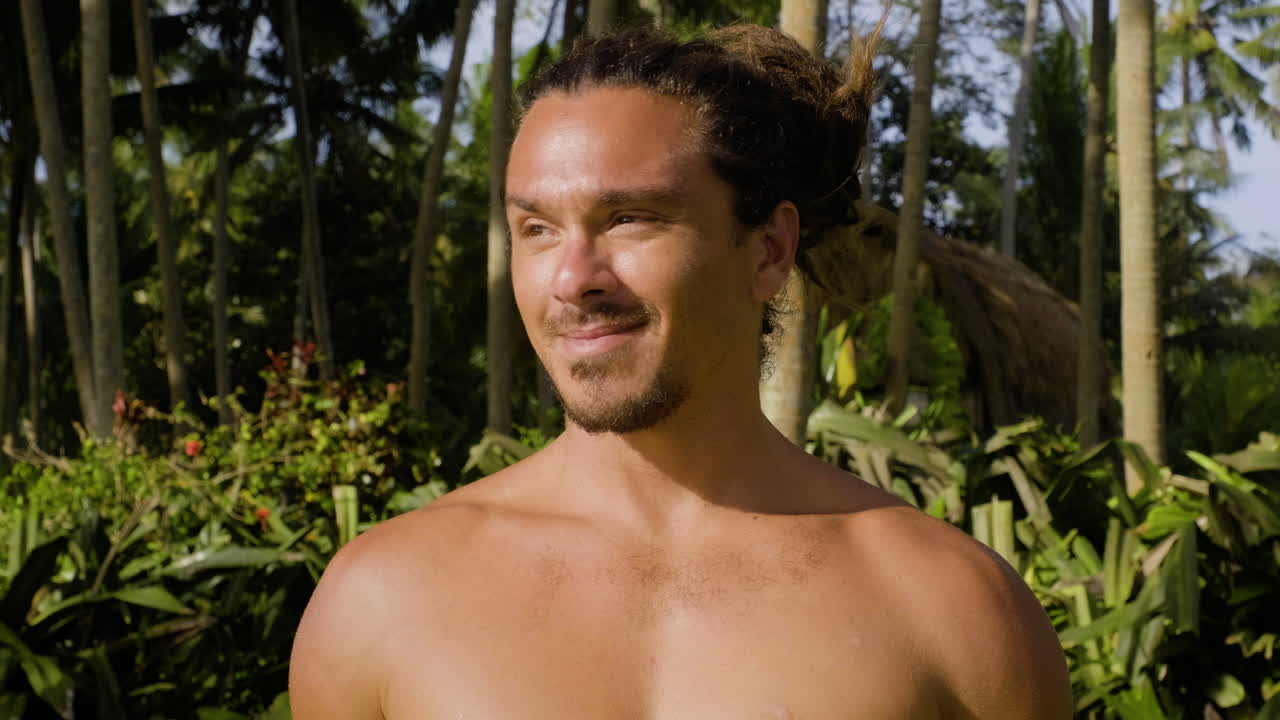 잘생긴 남자가 포즈를 취하고