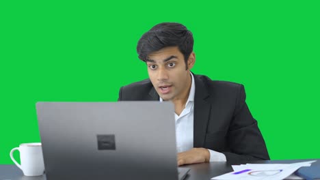 Wütender-Indischer-Manager,-Der-Per-Videoanruf-Mit-Grünen-Bildschirmen-Mit-Mitarbeitern-Spricht