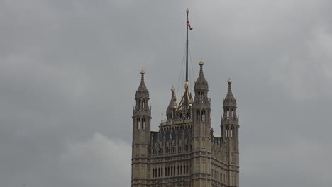 Britische-Flagge-Weht-Auf-Dem-Westminster-Palace,-London,-Großbritannien