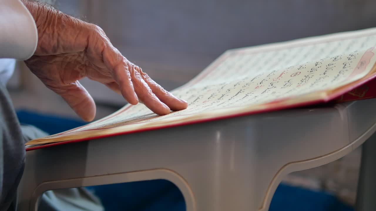 un hombre leyendo el corán