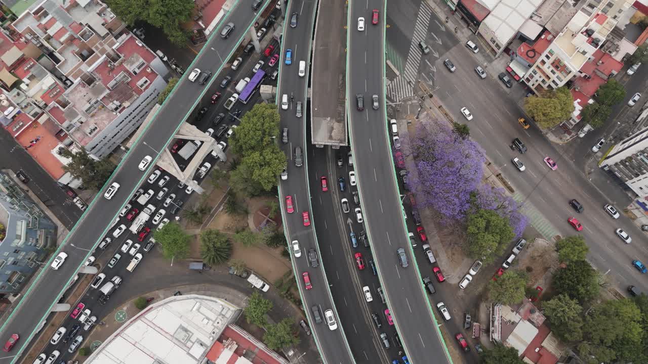 Drone footage of busy avenues with traffic in CDMX