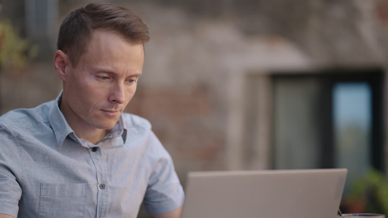 el hombre mira su computadora portátil y piensa. tomar decisiones en educación y negocios. pensar e inventar mientras está sentado con una computadora portátil