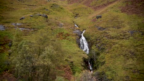 Ein-Wasserfall,-Der-Den-Berghang-Im-Schottischen-Hochland-Hinunterfließt