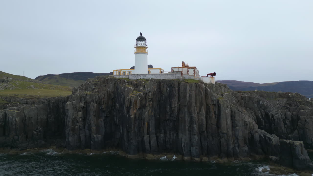 스카이 섬 의 가파른 절벽 에 있는 네이스트 포인트 등대