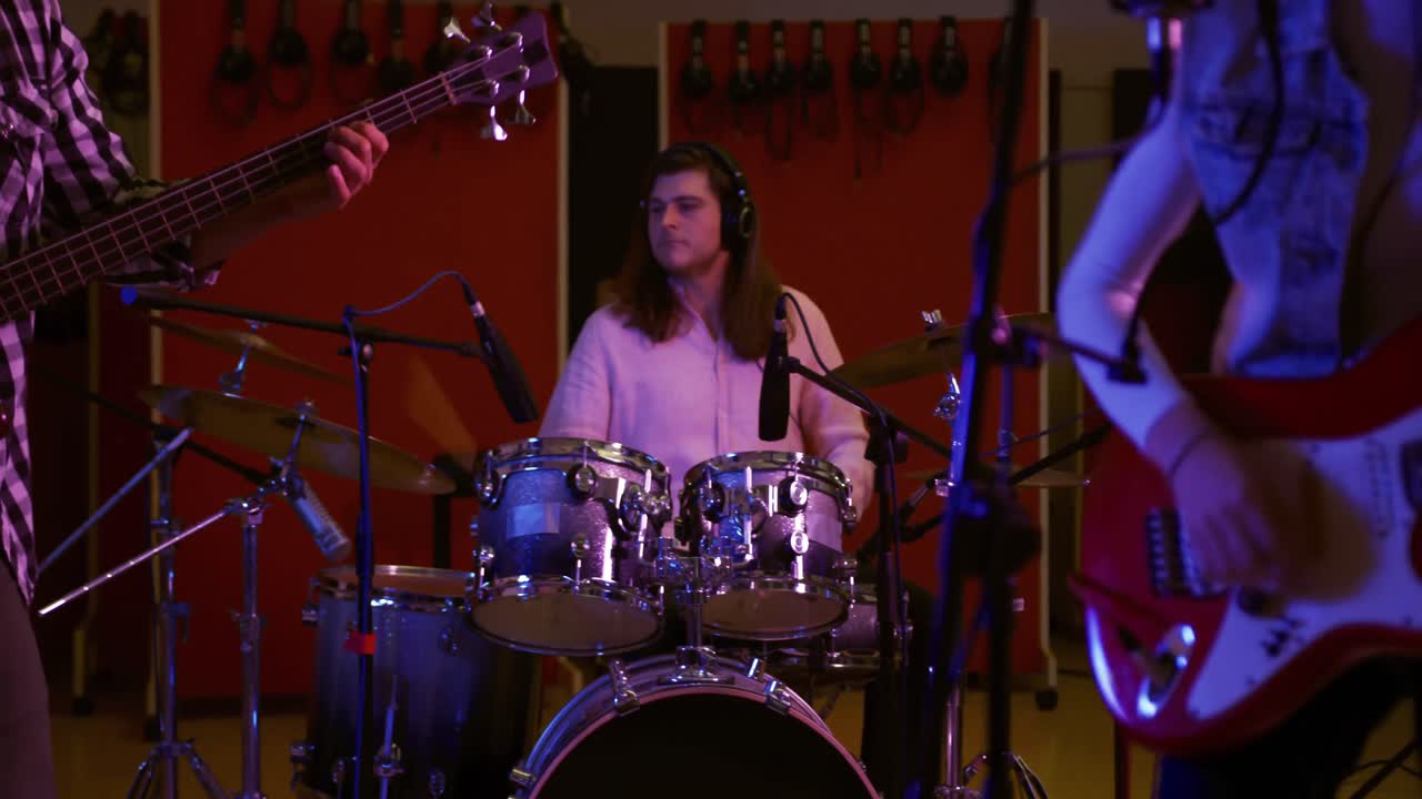 gruppo musicale che suona in uno studio musicale