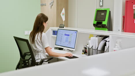 recepcionista de un hospital que trabaja con computadora
