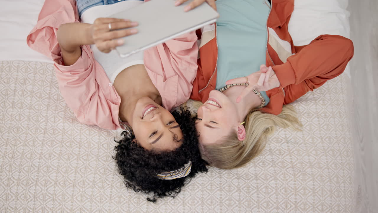 casa, selfie o amigos con la tableta en las redes sociales