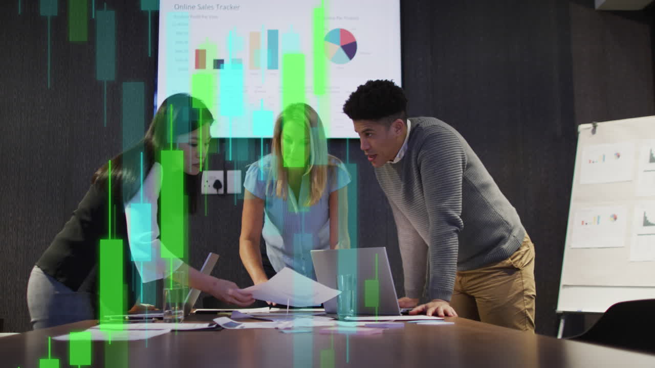 animación del procesamiento de datos financieros sobre diversas personas de negocios que trabajan en la oficina