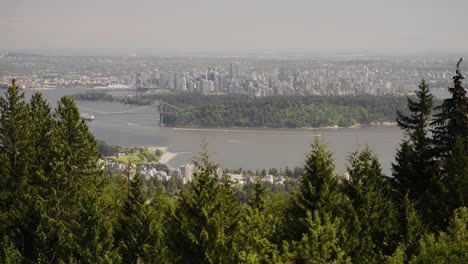 Beautiful-View-of-a-Famous-Historic-Place,-Lions-Gate-Bridge,-in-Stanley-Park-during-a-sunny-winter-day