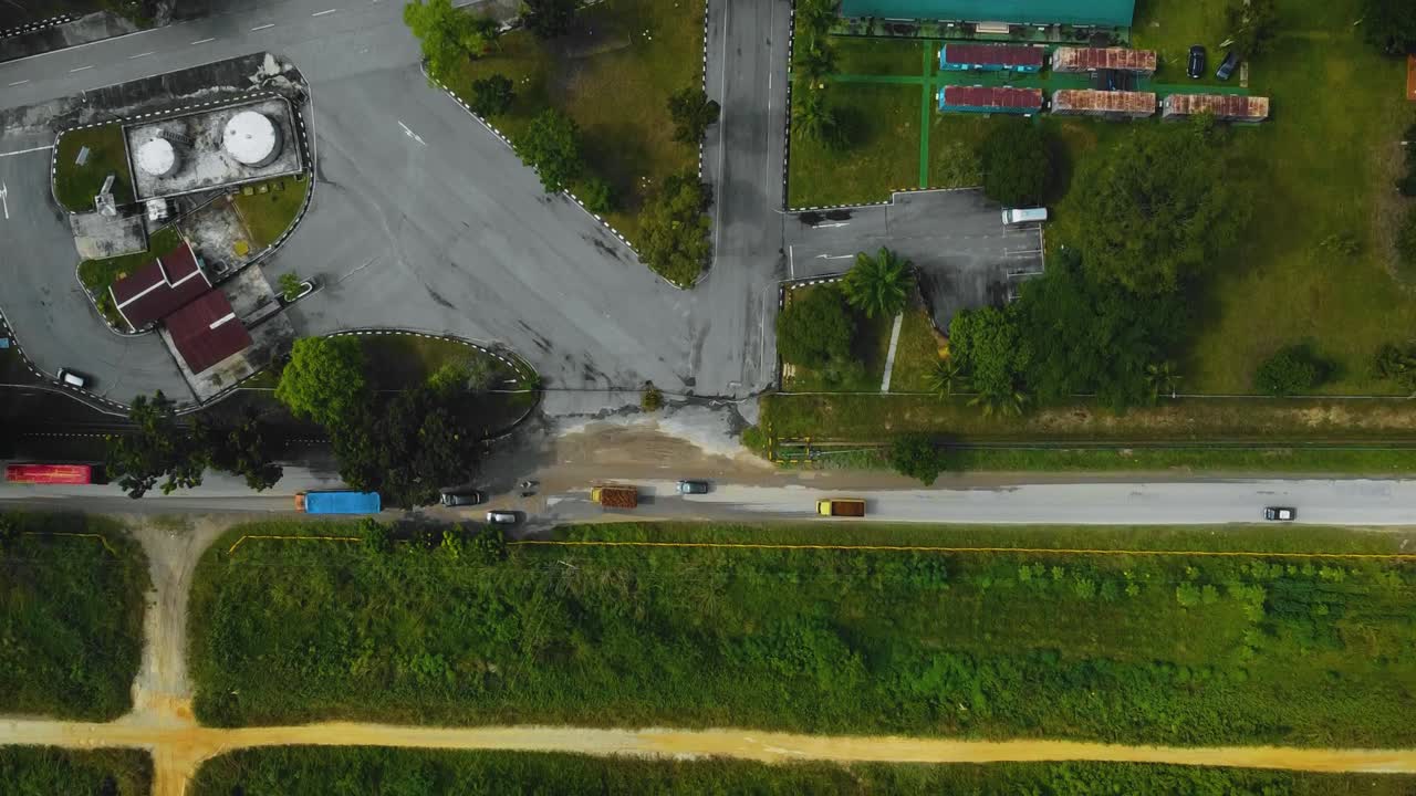 야자유 공장 폐수 거주지의 영화적 드론 영상은 인도네시아에 있는 야자나무 삼림 벌채로 둘러싸인 건물, 주택, 주요 도로 및 인프라로 구성되어 있습니다.