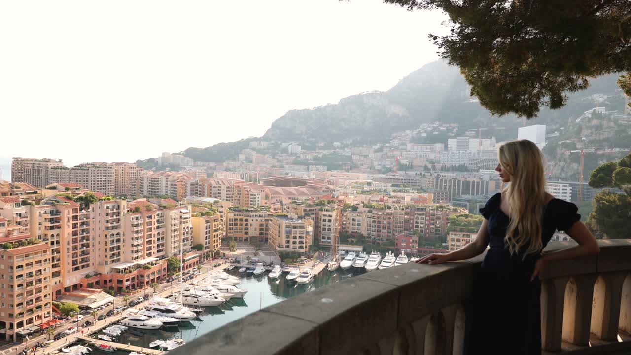 Splendida donna che si affaccia sulla Baia di Monaco al tramonto - Ripresa panoramica con una persona