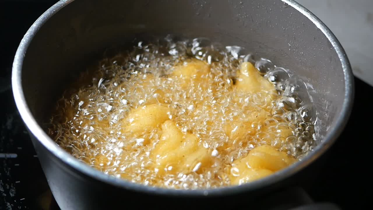Gyldne fritter dybsteges i varm olie