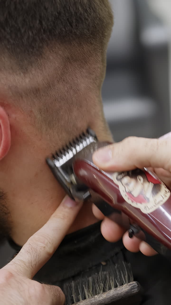 un hombre se corta el cabello en una barbería.