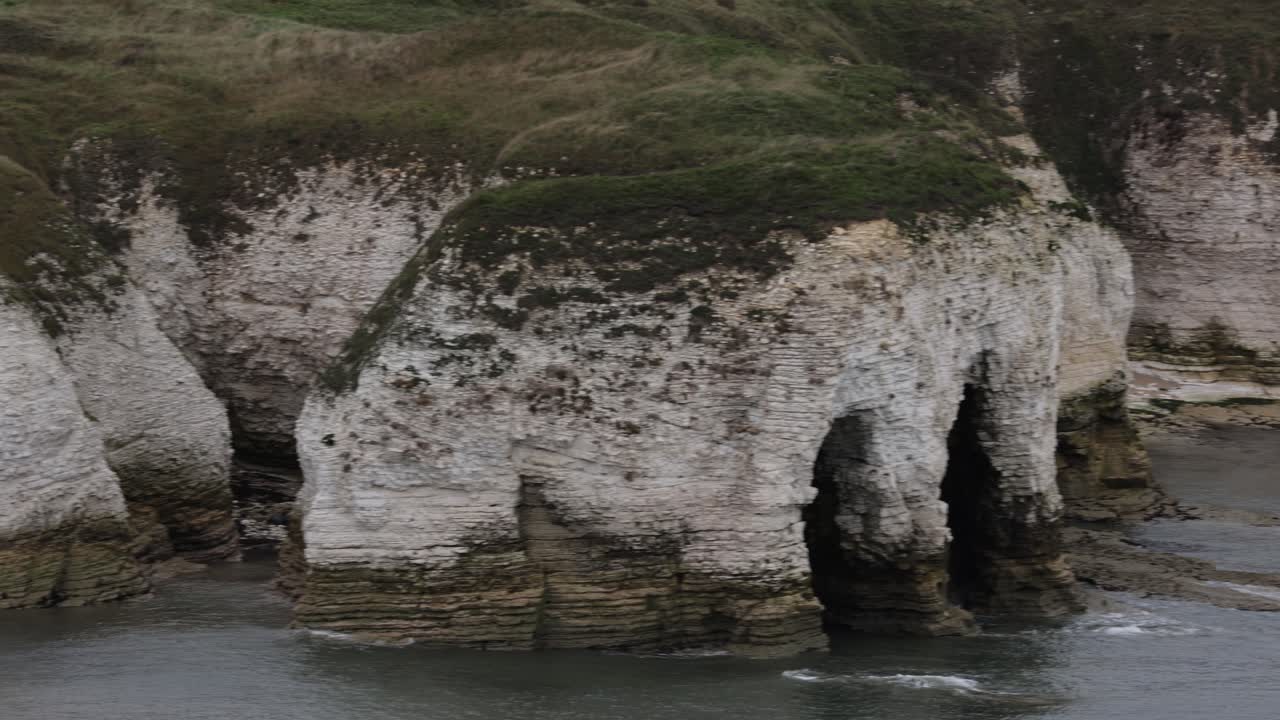 lenta panorámica de acantilados blancos en la costa de inglaterra