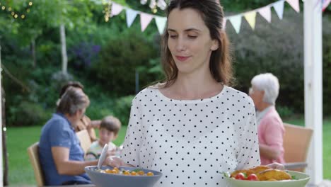 familia comiendo afuera juntos en verano
