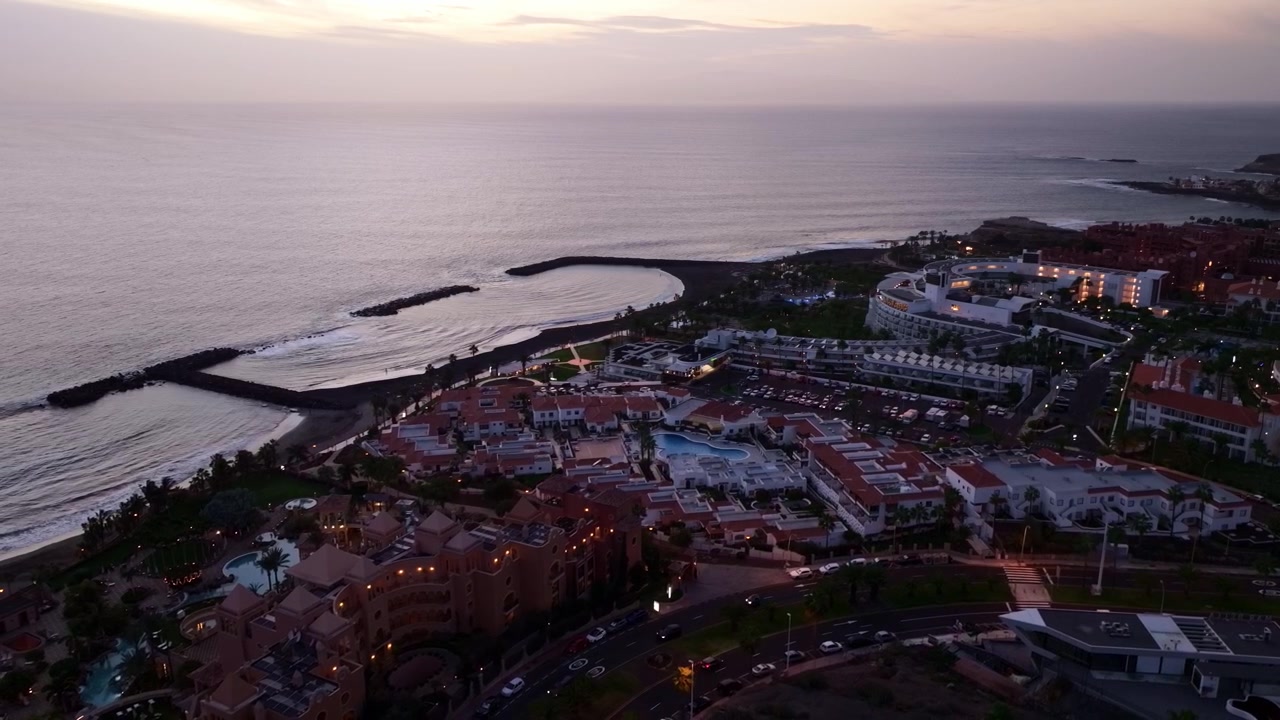 Resort di lusso e le calme acque dell'Atlantico brillano sotto un morbido orizzonte serale.