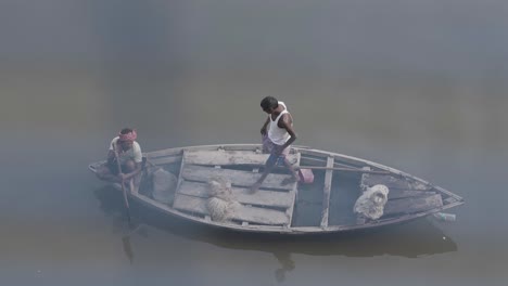 pescadores indios en el río yamuna