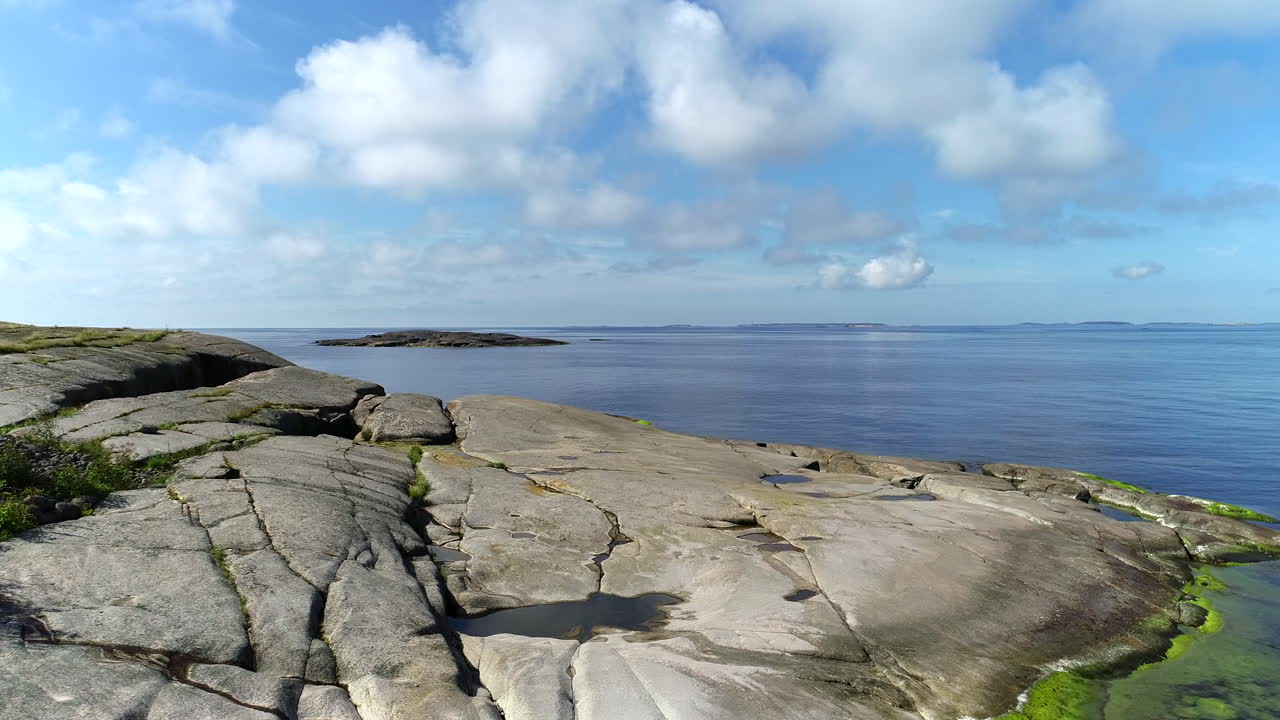 돌 해변을 향해 이동하는 드론