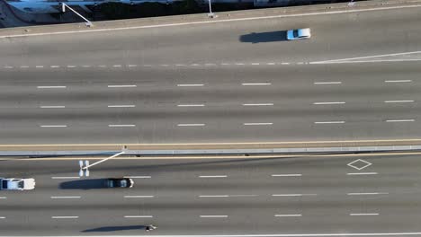 Antena-Aérea-Estática-Del-Tráfico-De-La-Carretera-En-Un-Día-Soleado-En-Argentina