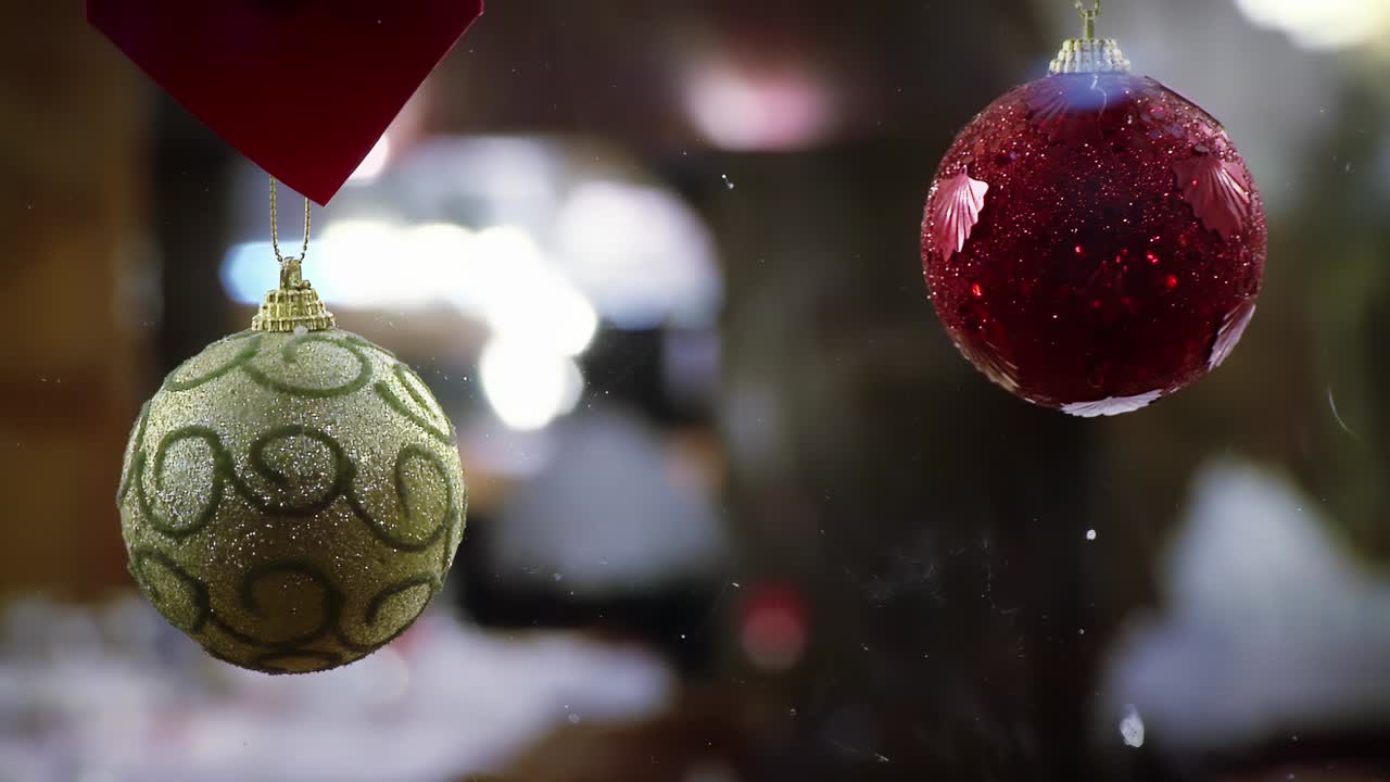bolas de navidad colgando de una ventana en un restaurante durante la navidad o el año nuevo en buenos aires, argentina.