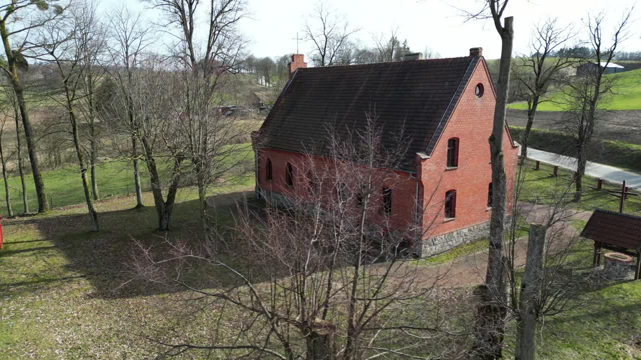 vista de drone de un patio con una antigua iglesia de ladrillo
