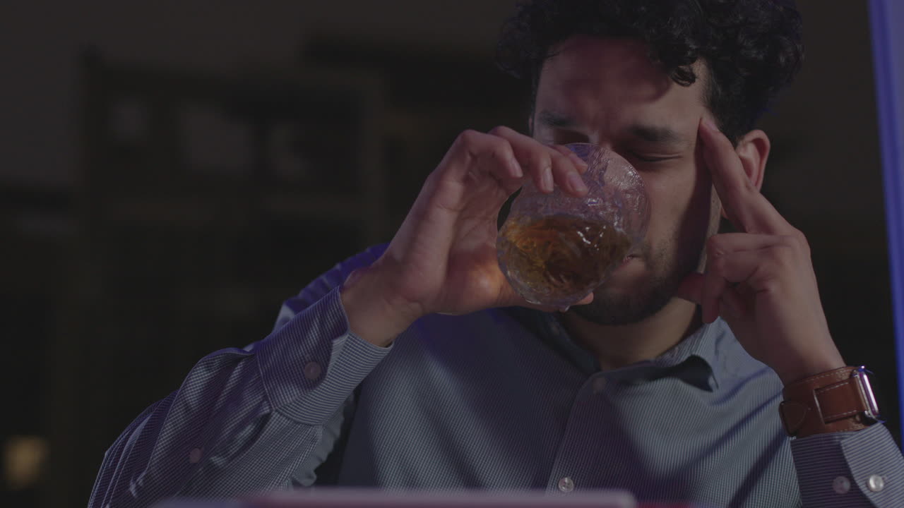 alcohólico borracho hombre de negocios que bebe whisky de la botella y el vaso deprimido desperdiciado y triste en el sofá de casa en el abuso de alcohol y el concepto de alcoholismo