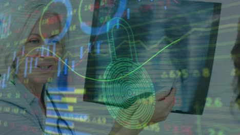 animación del procesamiento de datos financieros y el candado biométrico sobre una doctora caucásica